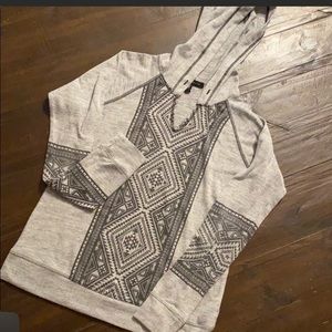 SOCIALITE GRAY PULLOVER WITH BLACK DESIGN